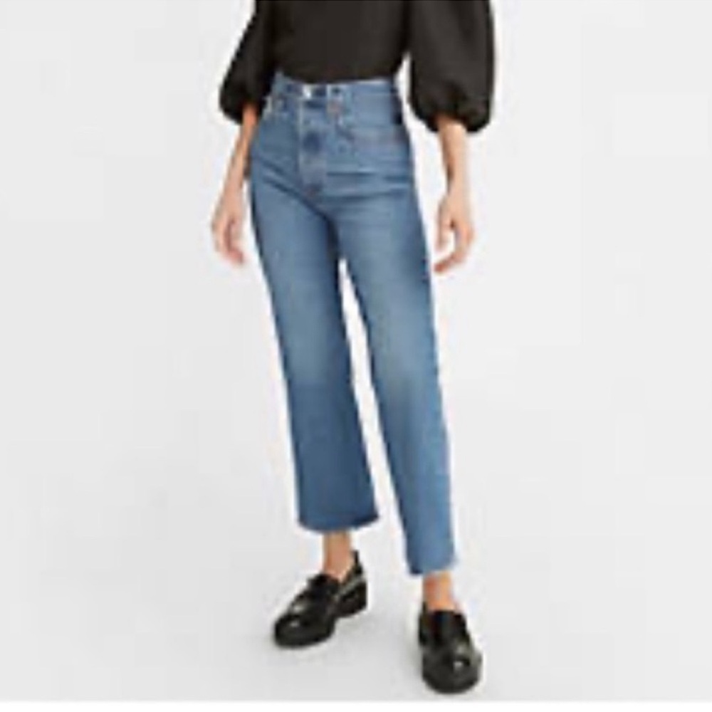 Levi's High-Rise Cropped Straight Jeans in Medium Blue